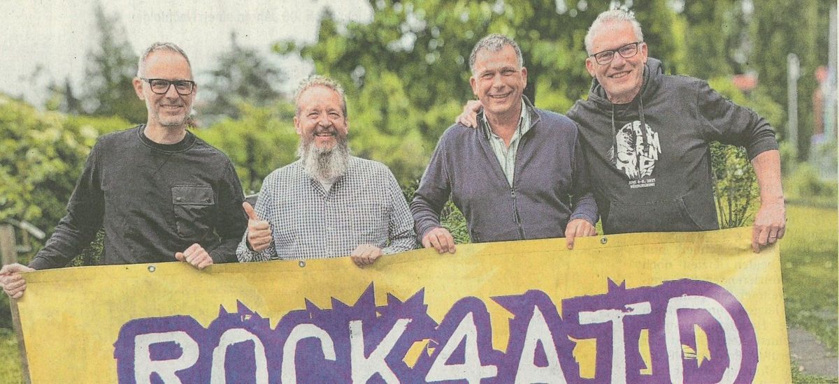 Der Vorstand des Rock4Aid e.V. mit dem Festivalbanner
